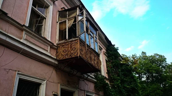 Katlı Eski Bir Odessa Pencereli Eski Balkon — Stok fotoğraf