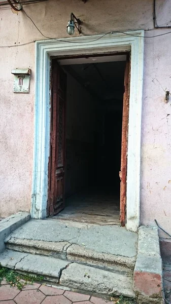 Blick Auf Einen Alten Eingang Einem Baufälligen Haus — Stockfoto