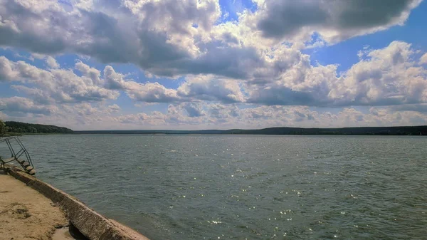 Sommarvärme Det Lugn Och Sjön Ljusmoln Svävar Över Himlen — Stockfoto