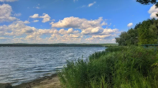 Vackert Landskap Vackra Moln Svävar Över Himlen Små Vågor Sjön — Stockfoto