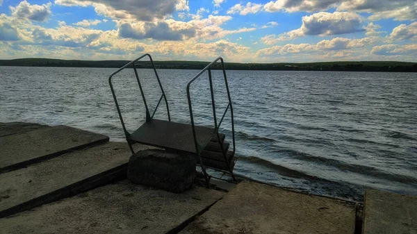 Gammal Förstörd Tiden Båtbryggan God Kväll Tråkigt Tydligt Rullande Vågor — Stockfoto