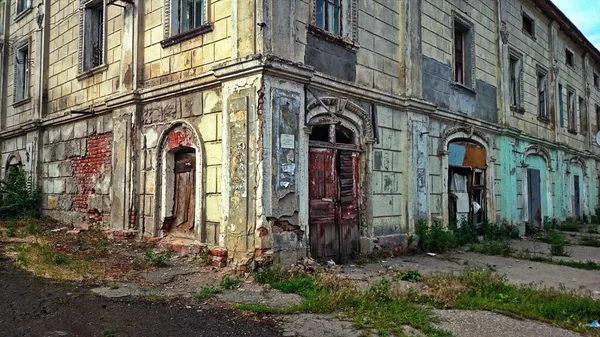 Uma Velha Casa Arruinada Uma Mansão Edifício Pré Revolucionário Rachaduras — Fotografia de Stock