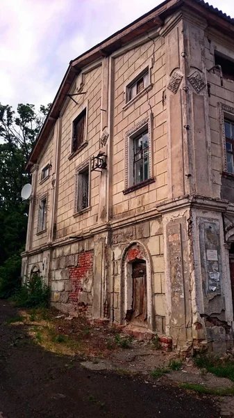 一座破烂不堪的老房子一座豪宅一座革命前的建筑墙上的裂缝 悲伤的心情 — 图库照片