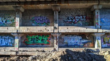 Yıkılmış bir binada grafiti. İki kat. Bir moloz yığını