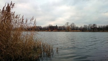 Güzel nehir manzarası. Sonbahar akşamı. Doğa dinleniyor. Yaz sessizce geçti. Doğa kışa hazırlanıyor..