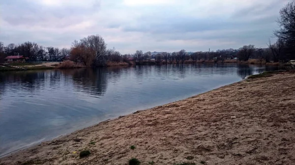 Piękny Krajobraz Rzeki Brzegach Rzeki Rosną Dwa Drzewa Jesienny Wieczór — Zdjęcie stockowe