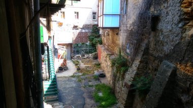 Odessa 'nın eski merkezi. Her yerde yarı yıkılan evlerin yazıtlarını görebilirsiniz. Burada kaos ve yıkım hüküm sürüyor! Kimse eski bölgeyi onaramaz, ama boşuna! Bu bizim hikayemiz! Korunması gerekiyor..