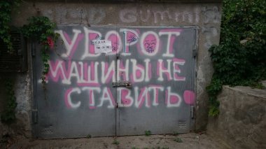 Odessa 'nın eski merkezi. Her yerde yarı yıkılan evlerin yazıtlarını görebilirsiniz. Burada kaos ve yıkım hüküm sürüyor! Kimse eski bölgeyi onaramaz, ama boşuna! Bu bizim hikayemiz! Korunması gerekiyor..