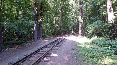 Harkov. Çocuk demiryolu. Uzunluk - 3.8 km. Temiz hava alın, rahat nefes alın, öten kuşlar! Yetişkinler ve çocuklar trene binmekten mutlu olurlar.!