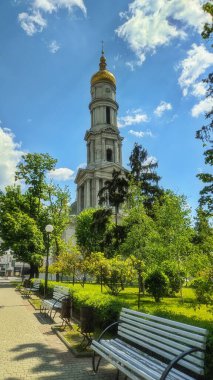 Harkov. Şehir merkezinde çan kulesi. Güzel bir yaz günü! 16. yüzyılın tarihi mimari anıtı. Yükseklik 89.5 metre..