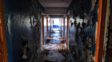 Eski, terk edilmiş bir tatil evi. Stren, Sovyetler Birliği 'nin kontrolündeydi! 30 hektarlık bir alanda beş katlı üç bina vardı! Sovyetler Birliği 'nin çöküşünden sonra, yetkililerin desteği olmadan, tesis harabeye döndü! Ne yazık ki.