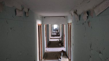 Eski, terk edilmiş bir tatil evi. Stren, Sovyetler Birliği 'nin kontrolündeydi! 30 hektarlık bir alanda beş katlı üç bina vardı! Sovyetler Birliği 'nin çöküşünden sonra, yetkililerin desteği olmadan, tesis harabeye döndü! Ne yazık ki.