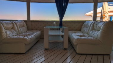 Deniz kıyısındaki yazlık kafe. Yaz sabahı. Henüz ziyaretçi yok. Akşama doğru kafe müzikle, tatilcilerle, kahkahalarla dolacak..