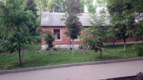 Şehrin Varoşlarındaki Eski Bir Köy Antik Malikanenin Yarı Çökmüş Duvarları — Stok fotoğraf