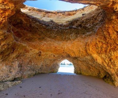 Portekiz 'deki Algarve sahilinin etkileyici kayalıklarında doğal mağaralar.