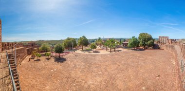 Portekiz 'deki Castelo de Silves avlusunda panoramik resim