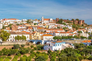 Portekiz 'in güneyindeki Silves Ortaçağ köyünün panoramik resmi