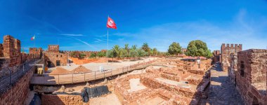 Portekiz 'deki Castelo de Silves avlusunda panoramik resim