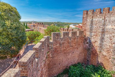 Portekiz 'deki Castelo de Silves' in etkileyici dış duvarına bakın
