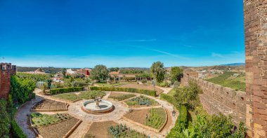 Castelo de Silves 'in dış duvarından kale bahçesine bak