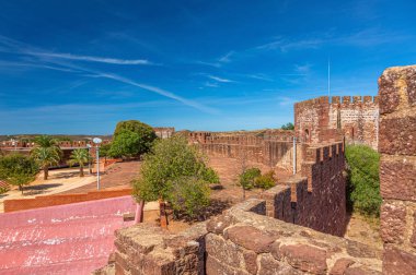 Portekiz 'deki Castelo de Silves avlusunda panoramik resim