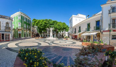 Praca gil Eannes 'in gündüz vakti mavi gökyüzüyle Lagos' taki panoramik resmi