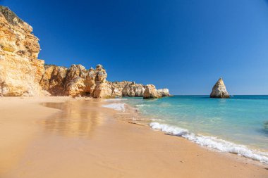 Portekiz 'in Algarve kıyı şeridindeki tipik Cliffy plajını izle