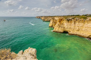 Portekiz 'in Algarve kıyı şeridindeki tipik Cliffy plajını izle