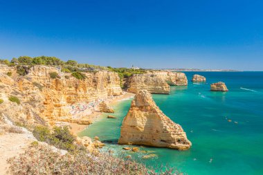 Portekiz 'in Algarve kıyı şeridindeki tipik Cliffy plajını izle