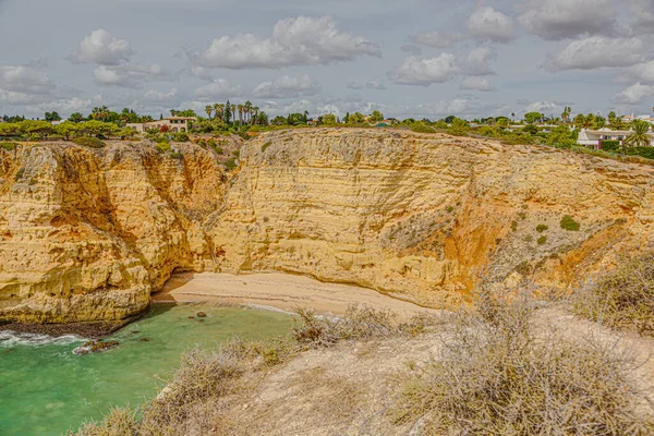 Portekiz Algarve Kıyı Şeridindeki Tipik Cliffy Plajını Izle — Stok fotoğraf