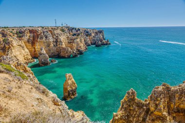 Portekiz 'in Algarve kıyı şeridindeki tipik Cliffy plajını izle