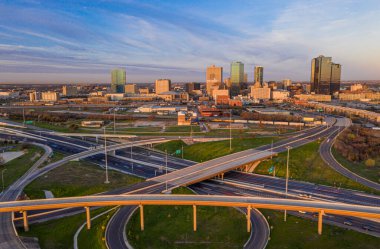 Fort Worth 'un gündoğumunda yol kesişiminde gökyüzü resmi.