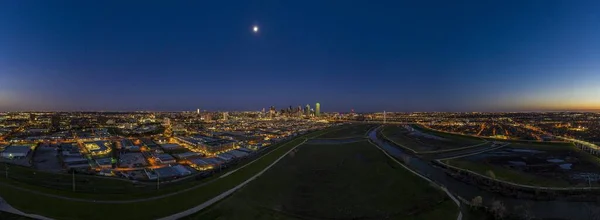 Günbatımında Dallas Silueti Trammel Crow Parkı Nın Panoramik Hava Aracı — Stok fotoğraf