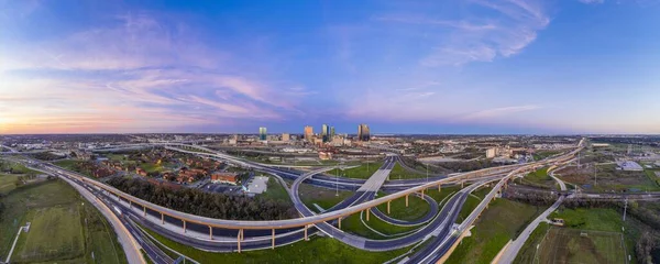 Zdjęcie Panoramiczne Lotu Ptaka Fort Worth Wschodzie Słońca Skrzyżowaniem Autostrad — Zdjęcie stockowe