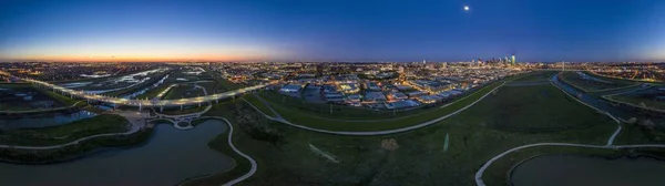 Günbatımında Dallas Silueti Trammel Crow Parkı Nın Panoramik Hava Aracı — Stok fotoğraf