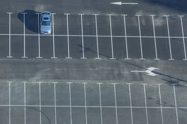 Вид Воздуха Пустую Палубу Парковки Одной Одинокой Машине — стоковое фото