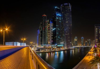 Dubai Marina 'nın panoramik resmi Geceleri gökyüzü