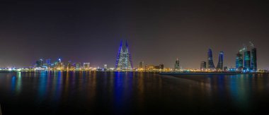 Manama 'nın panoramik görüntüsü gece Bharain' de yükselişte