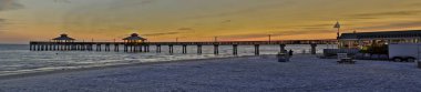 Fort Myers 'ın güneş doğarken balıkçı iskelesinin panoramik resmi.