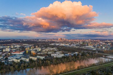 Gün batımında Frankfurt siluetinin ve Main Nehri 'nin panoramik görüntüsü.