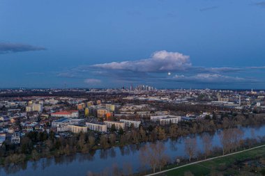 Gün batımında Frankfurt siluetinin ve Main Nehri 'nin panoramik görüntüsü