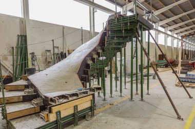 Fabrikada önceden yapılmış beton merdiven imalatı.