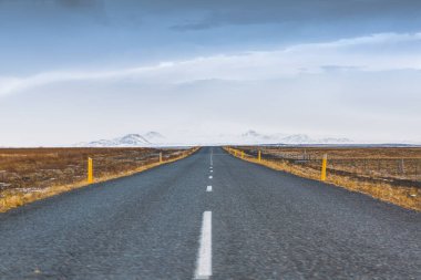 Güney İzlanda 'da ıssız ve geniş bir cadde geçidi.