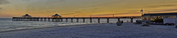日の出時のフォートマイヤーズ釣り桟橋のパノラマ写真 — ストック写真