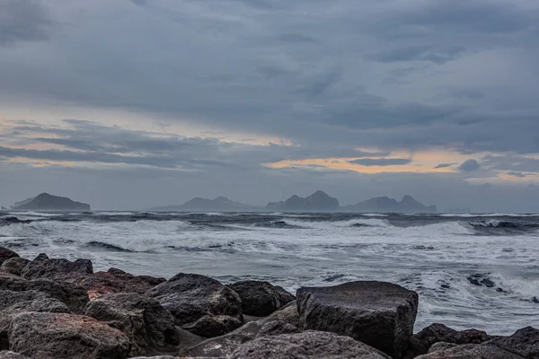 Güney İzlanda 'da kış fırtınası sırasında çalkalanan deniz
