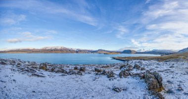 Kışın İzlanda 'nın güneyinde Borgarnes çevresindeki boş alan üzerine panoramik manzara