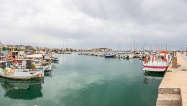 Gezinti güvertesi ve deniz feneriyle Rethymno limanının panoramik resmi