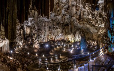 Melidoni Mağarası 'nın sunak ve taş haçla beton adadaki panoramik resmi.
