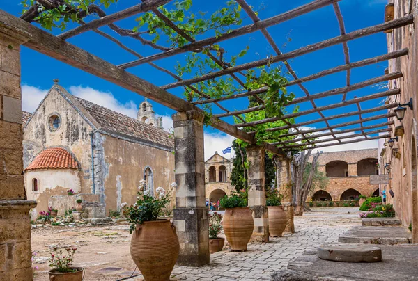 Yunanistan Beton Adasındaki Arkadi Manastırının Bahçesine Bakın — Stok fotoğraf