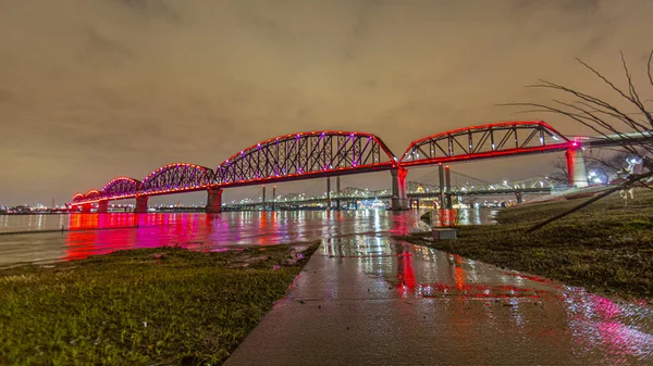 Louisville 'deki Büyük Dörtlü Köprü ve Ohio nehrinin gece renkli ışıklarıyla manzarası